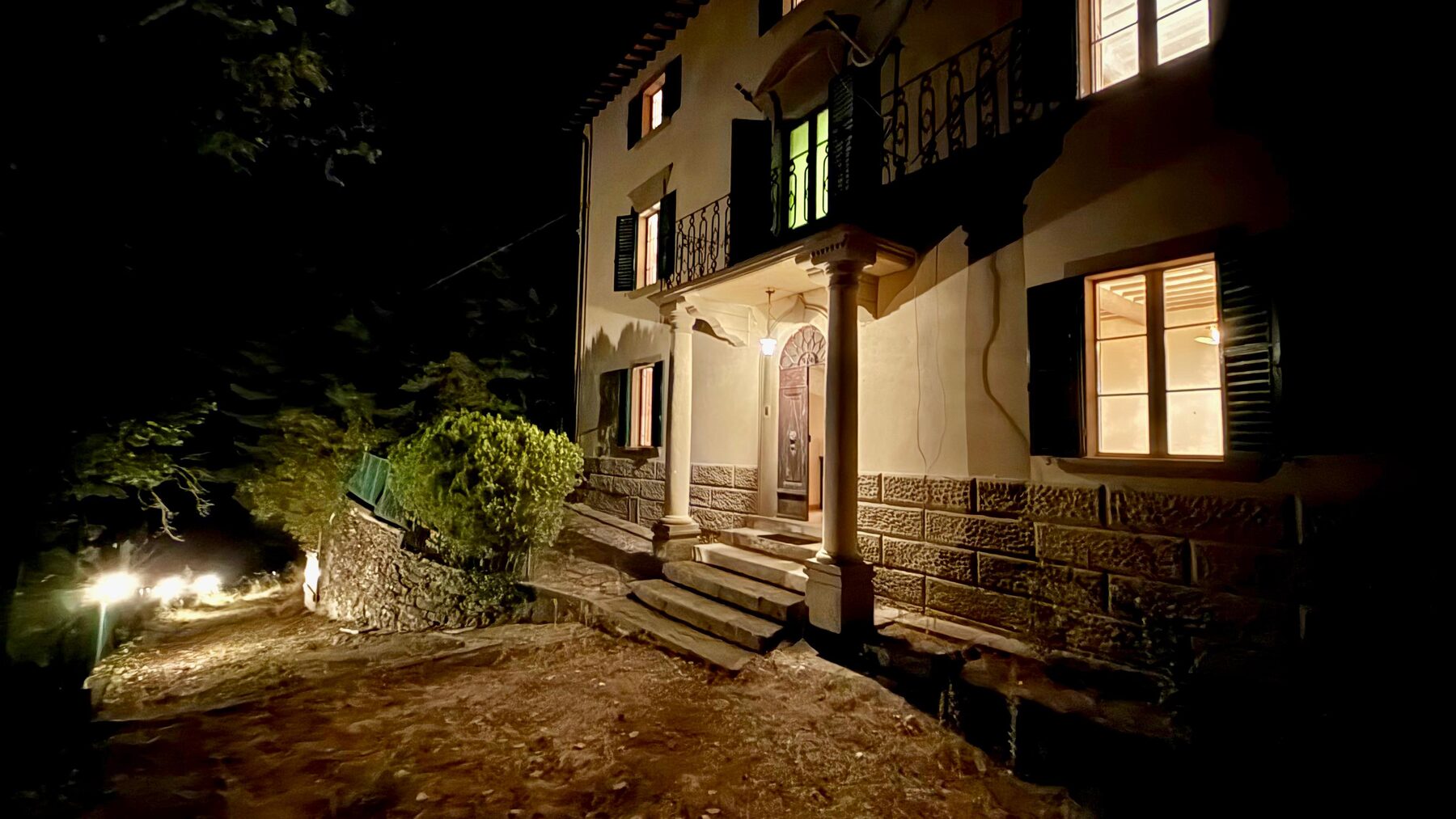 L'ingresso de La Lutirana di sera