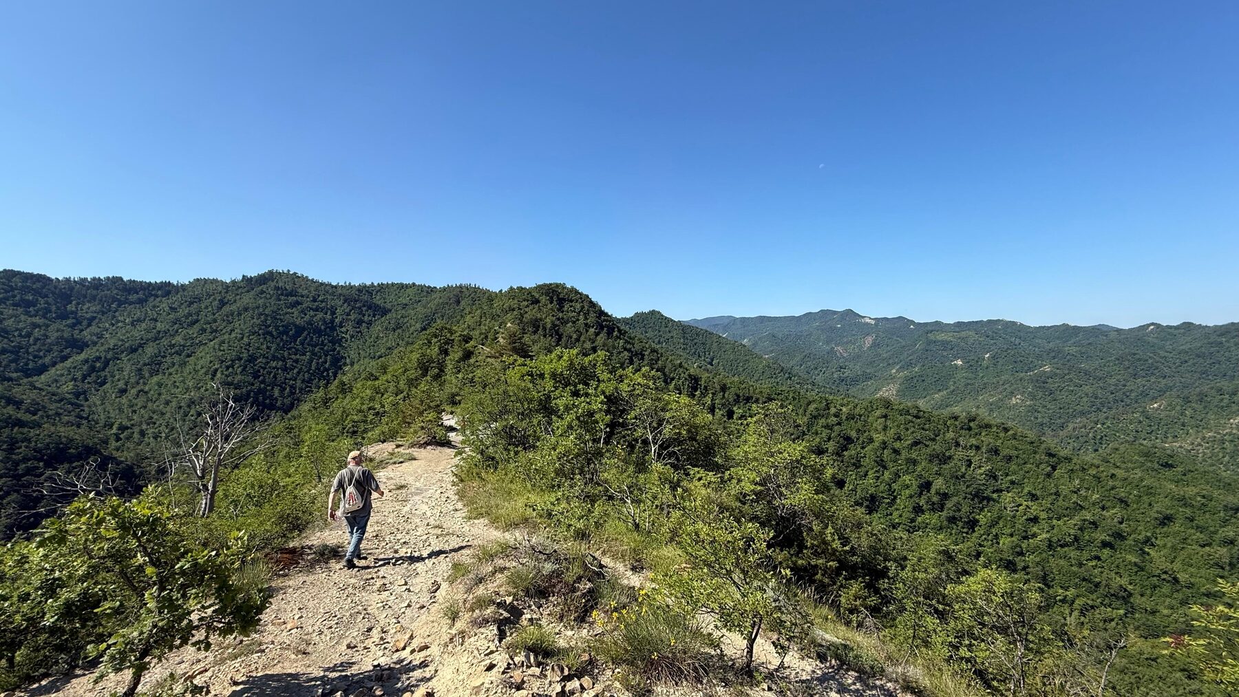 Sentiero panoramico sulla cresta dell'Appennino