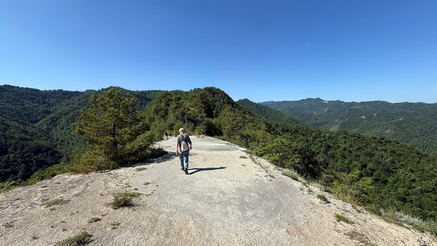 Sentiero panoramico, cammino tra le colline