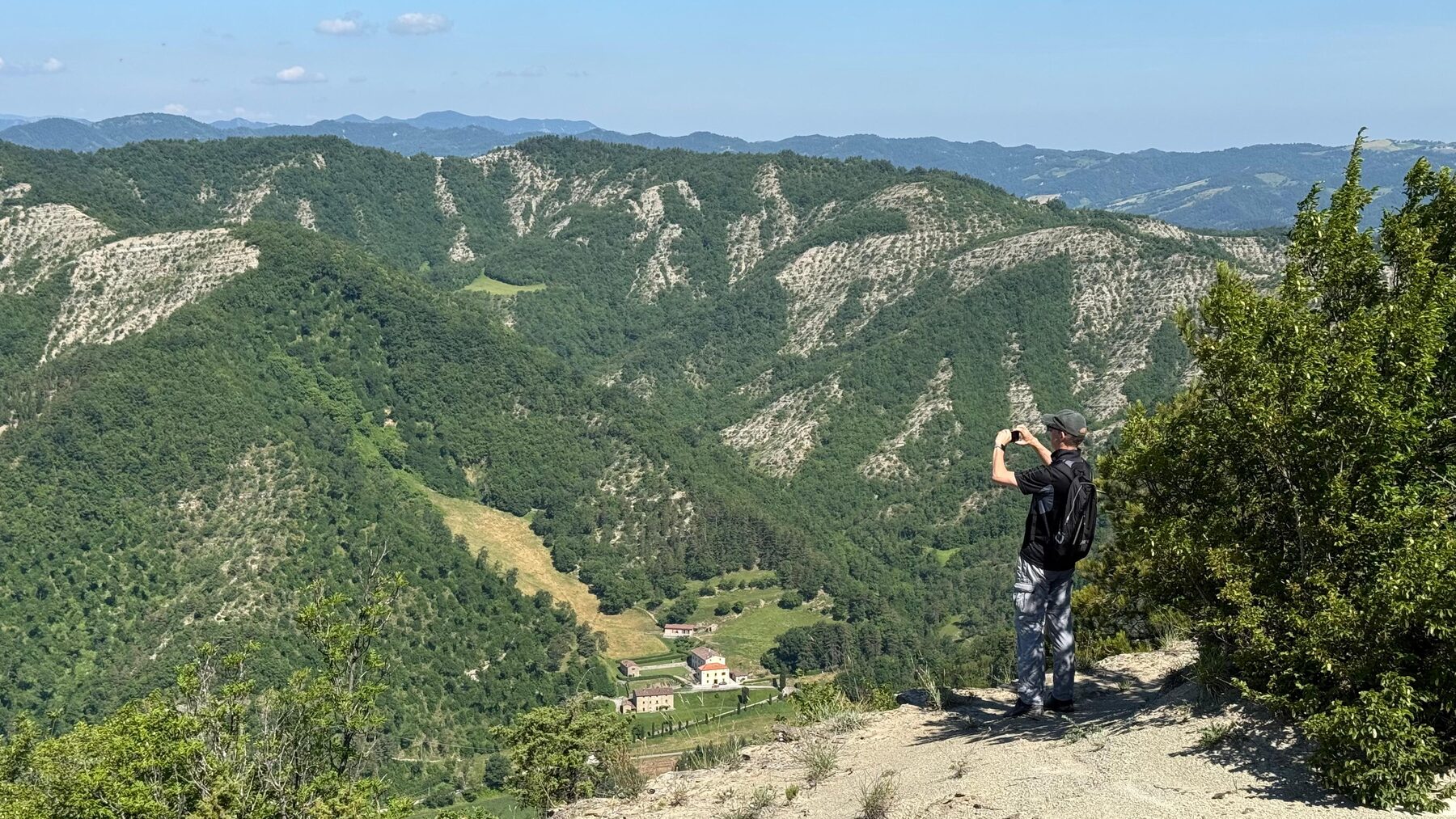 Vista su un casale nella valle